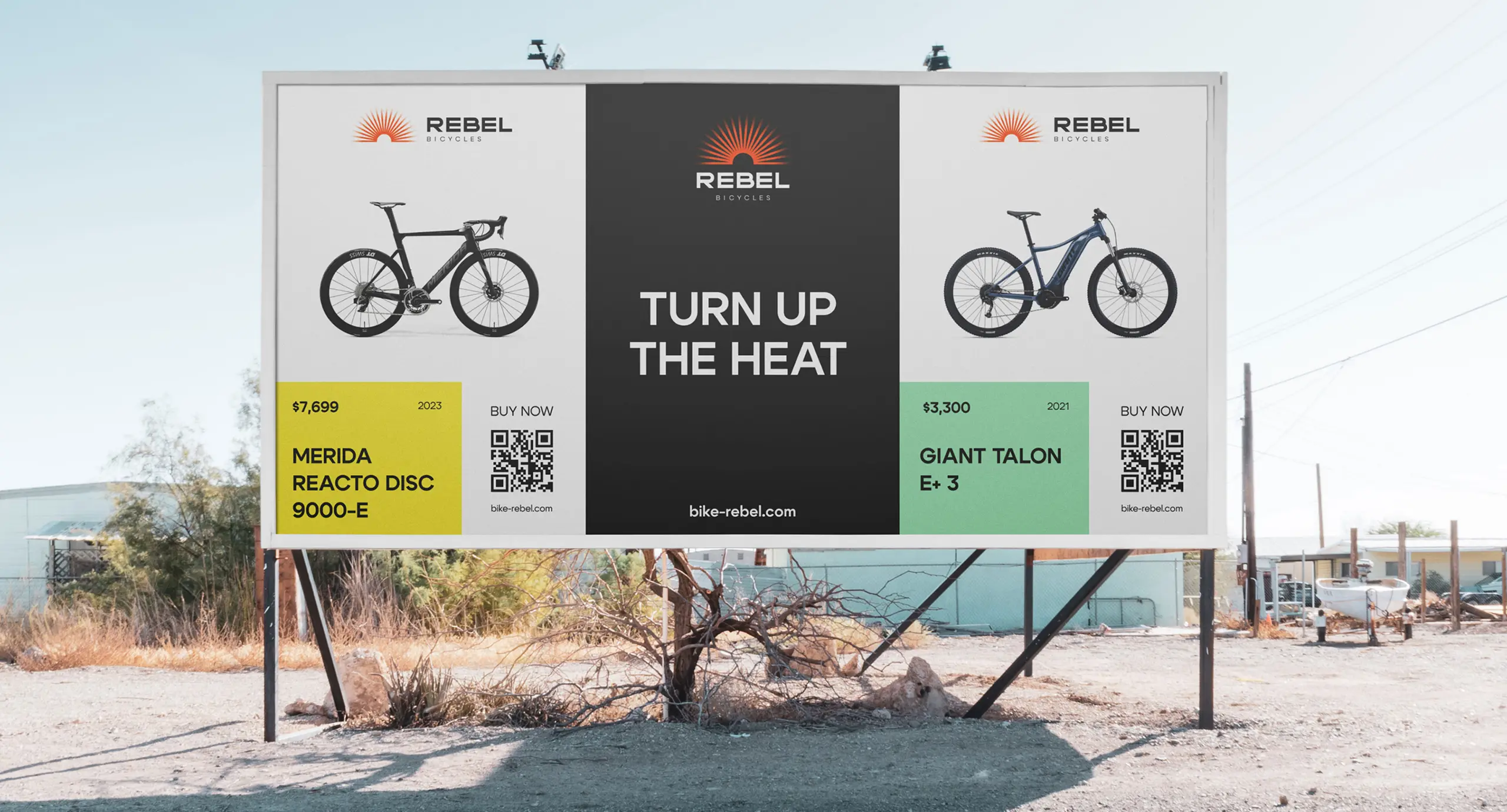 Рекламний борд Rebel Bicycles на пляжі.