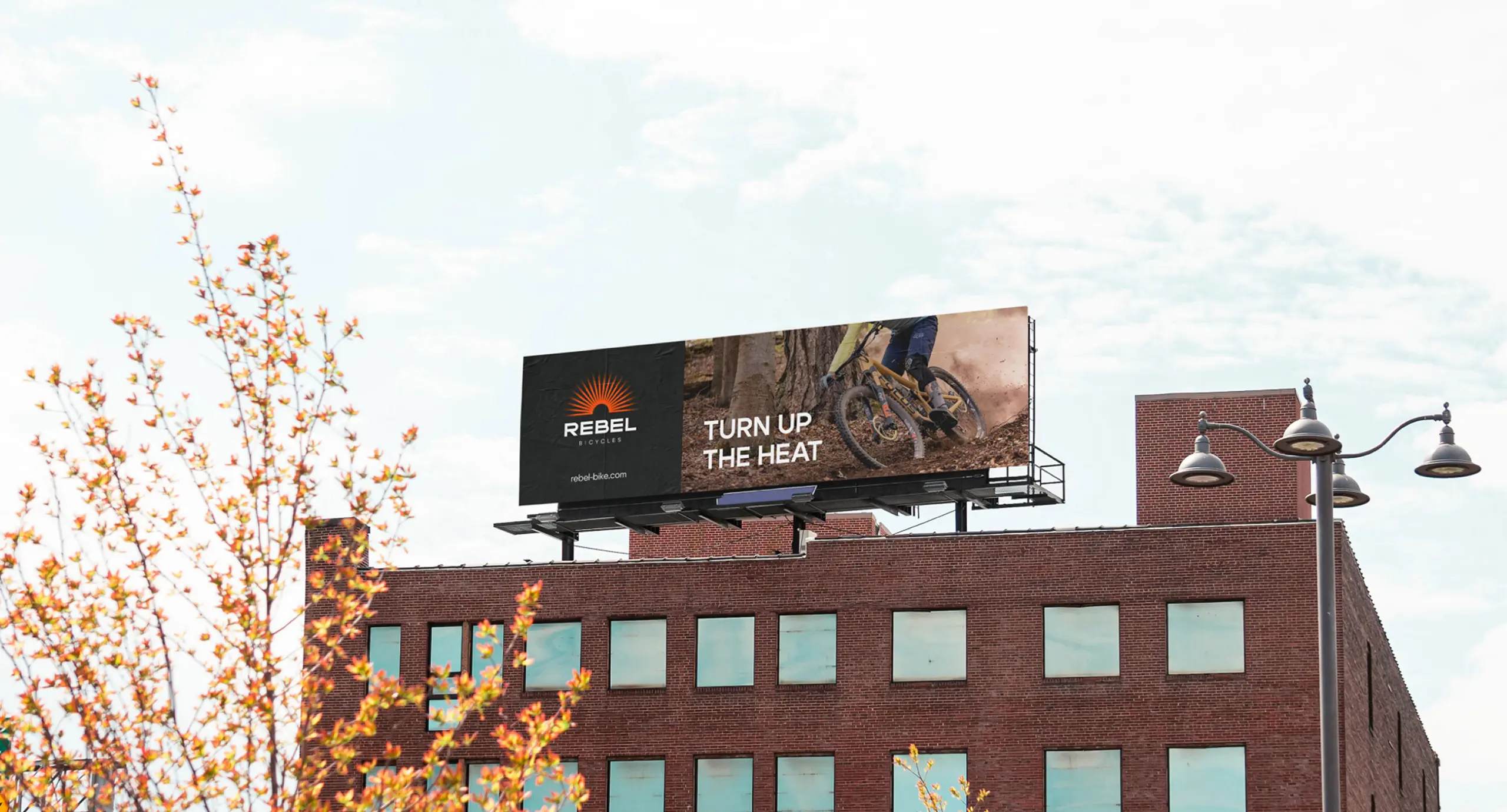 Рекламний борд Rebel Bicycles на даху будівлі.
