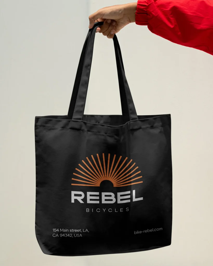 Фірмовий чорний шопер з логотипом Rebel Bicycles, адресою магазину і сайтом.