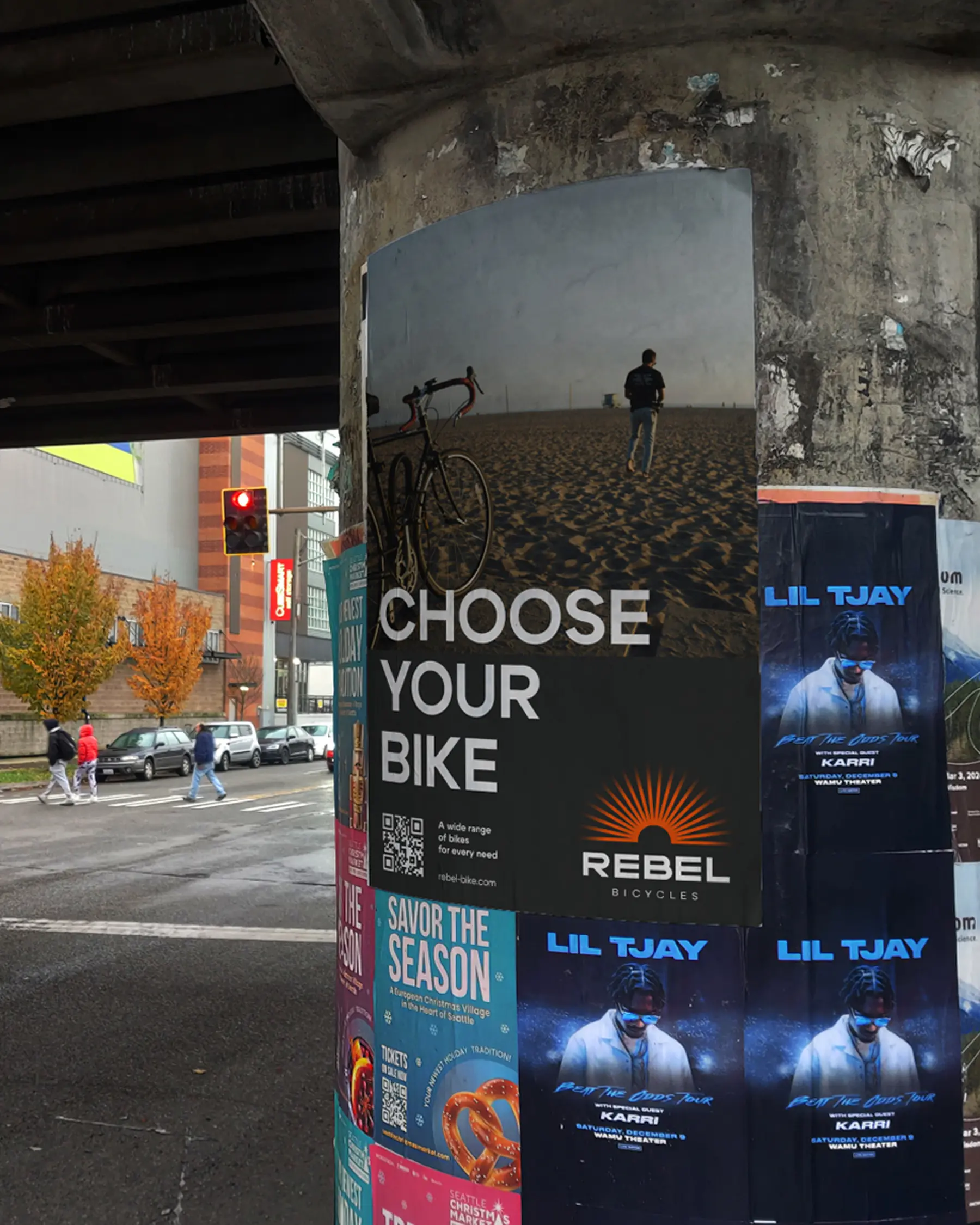 Постер Rebel Bicycles на опорі мосту.