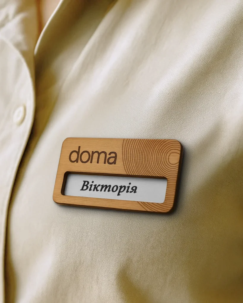 Сорочка офіціанта з фірмовим бейджем працівників ресторану doma з логотипом.