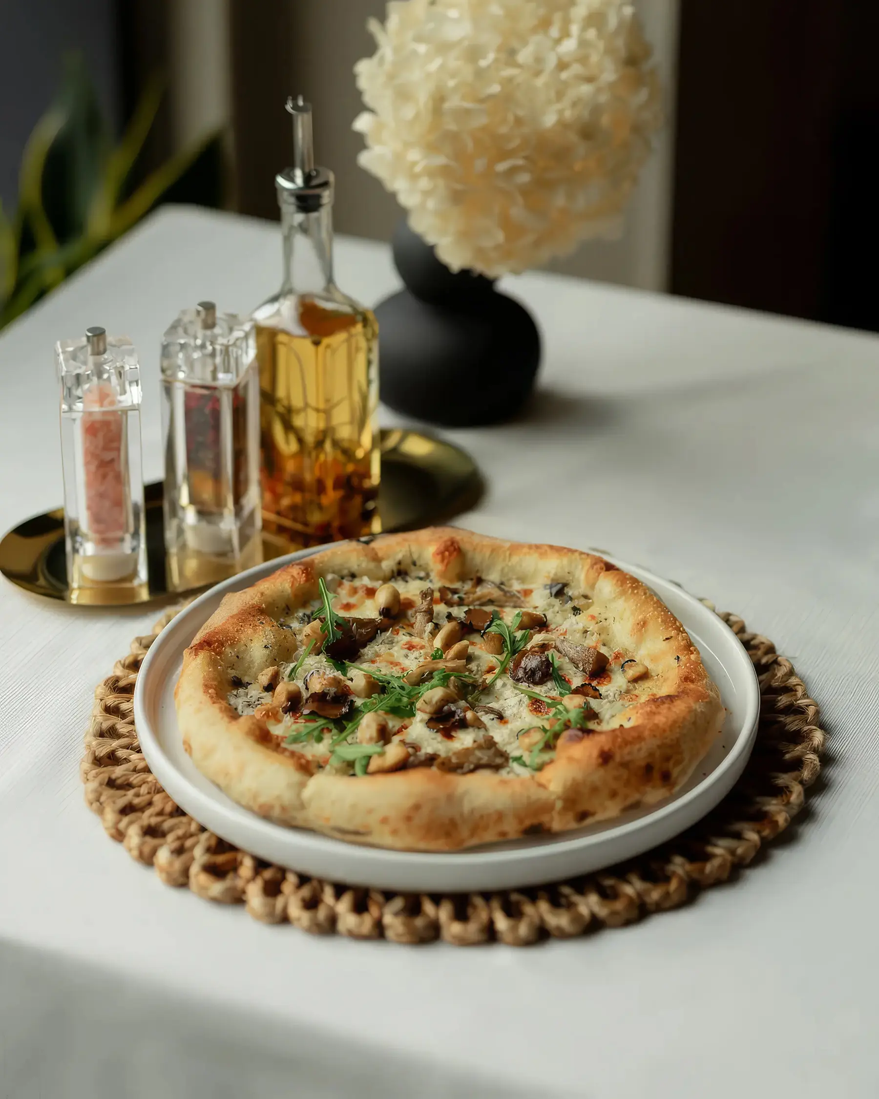 Піца на столі в ресторані doma.