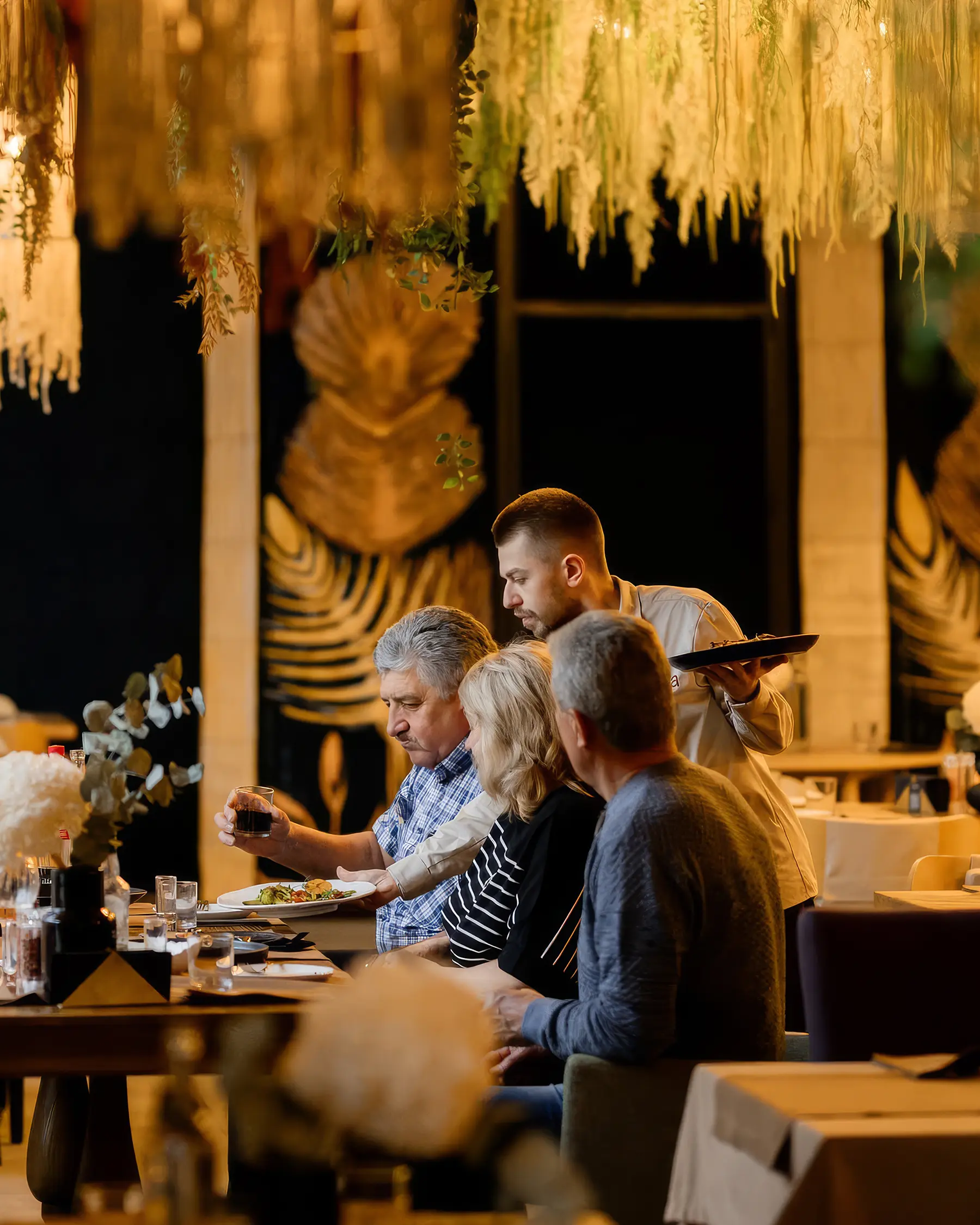 Офіціант ресторану doma обслуговує гостей закладу.